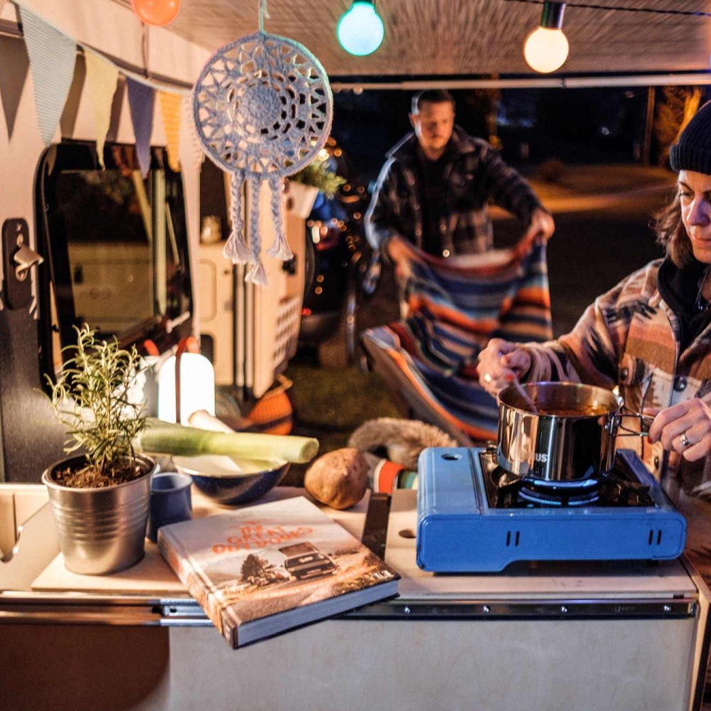 Bruno - Miniwohnwagen aussen beim Kochen mit Lichtern und Markise