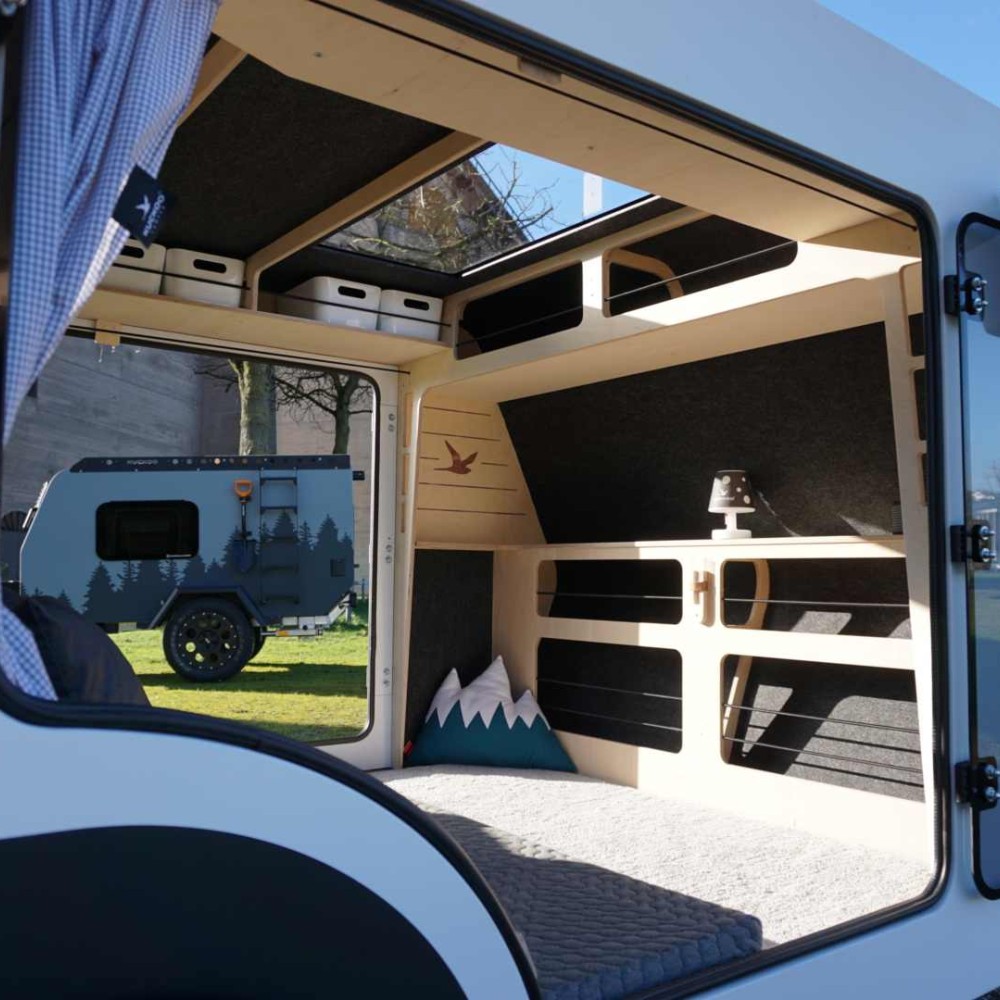 Ein Bild von offenen Türen bei der Emma, mit dem besten Wohnwagen - Bruno - im Hintergrund