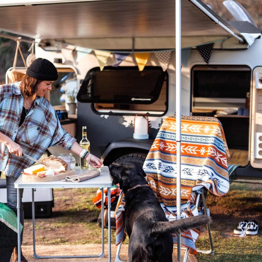 Bruno - Miniwohnwagen aussen mit Markise und bequemen Sitzen