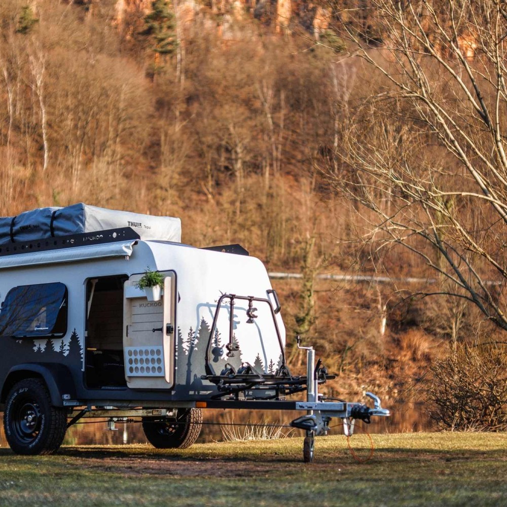 Kompletter Bruno in einer herbstlichen Umgebung