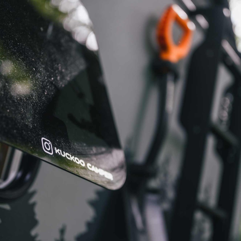 Bruno - Miniwohnwagen mit offenem Fenster seitlich