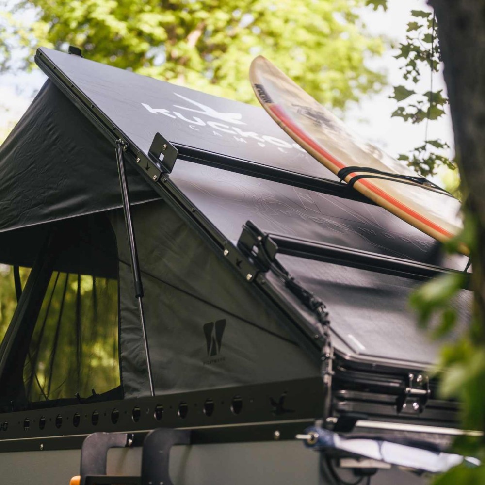 Bruno - Miniwohnwagen mit aufgestelltem Dachzelt