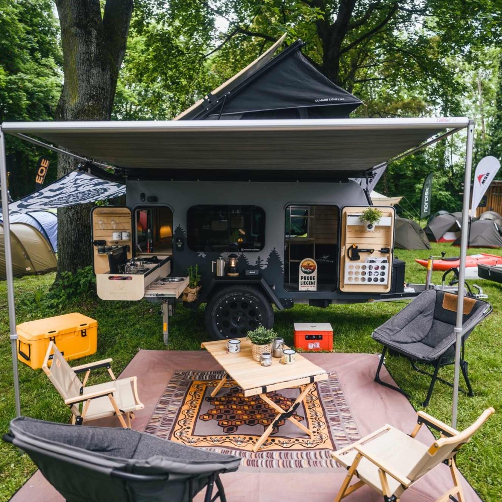 Bruno - Miniwohnwagen mit aufgestellter Markise und integriertem Dachzelt
