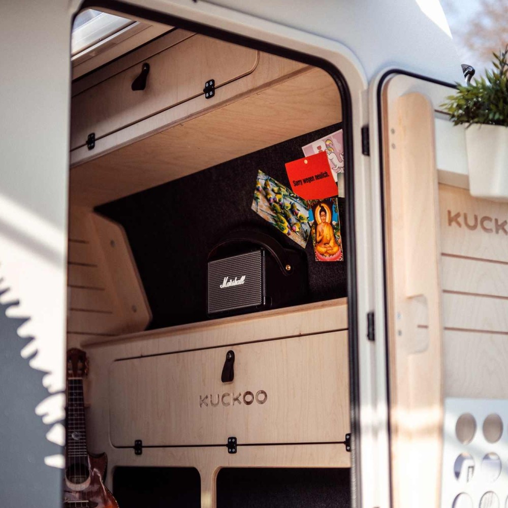 Bruno - Miniwohnwagen von aussen nach innen schauen mit geöffneter Tür