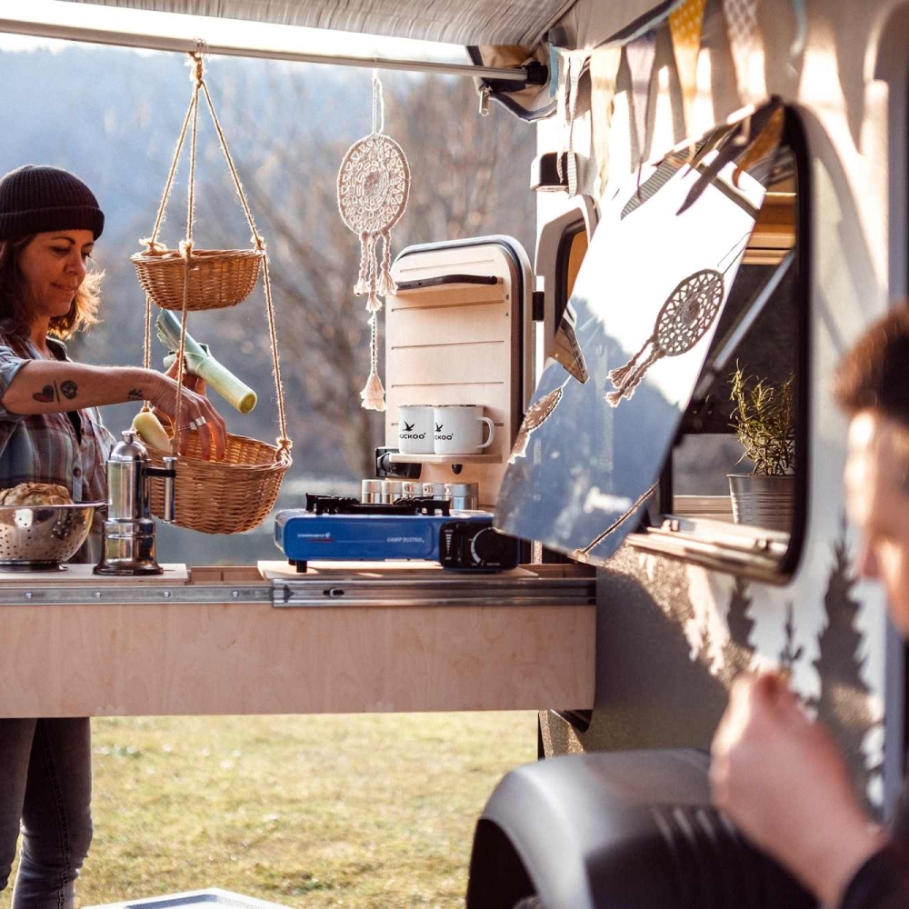 Bruno - Miniwohnwagen aussen beim Frühstück mit ausgefahrener Küche