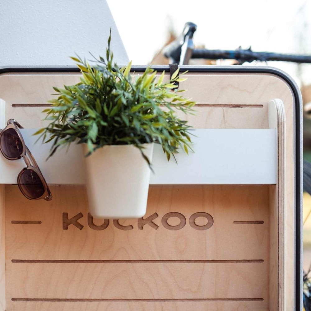 Innentür des besten Miniwohnwagen mit Sonnenbrille und Pflanze