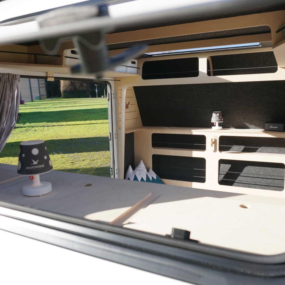 Ein Blick von hinten in den neuen Miniwohnwagen Emma von Kuckoo Camper