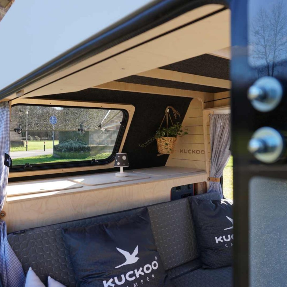 Emma - der neue Miniwohnwagen innen mit geöffneter Türe