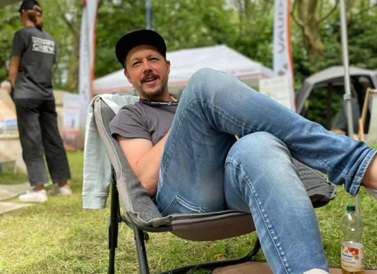 Dani, einer der Geschäftsführer von Kuckoo-Camper, auf einem Liegestuhl - Aufgabenbereiche: Geschäftsführung, Design, Konstruktion, Marketing