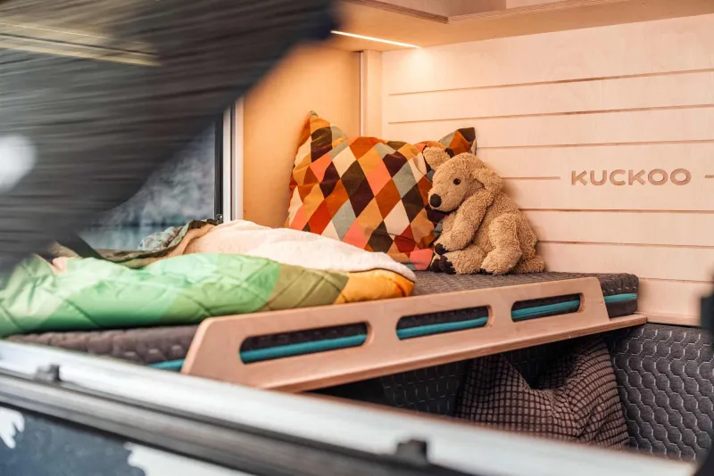 Bruno - Miniwohnwagen innen mit Kindermatratze, Kuscheltier und Matratze