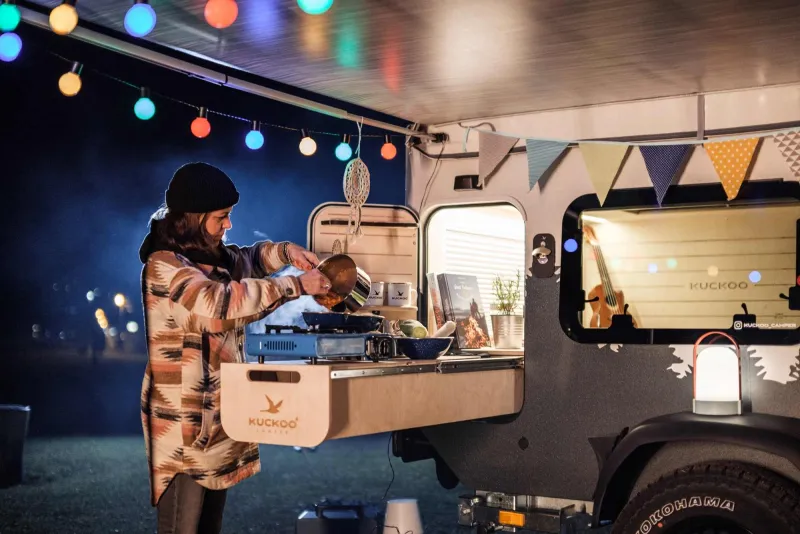 Bruno - Miniwohnwagen beim kochen mit ausgefahrener Küche