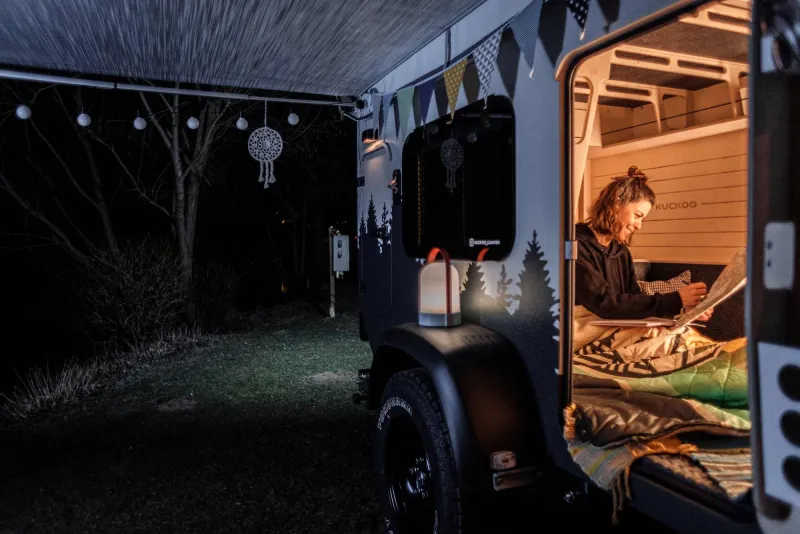 Bruno - Miniwohnwagen beleuchtet im Mondschein