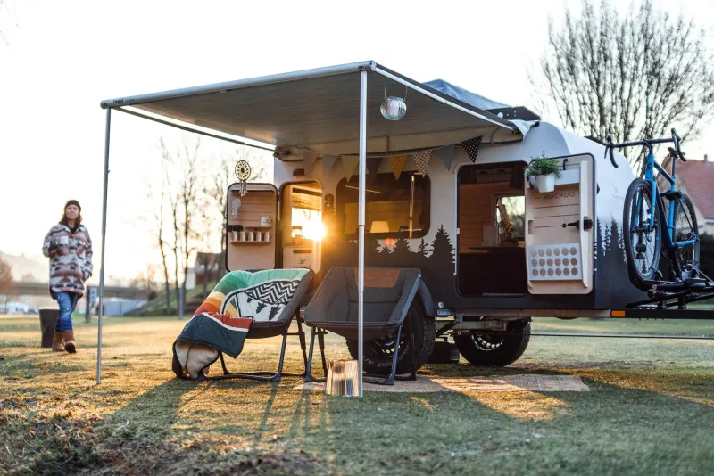 Sonnenaufgang mit ausklappbarer Markise und Bruno, dem Camper
