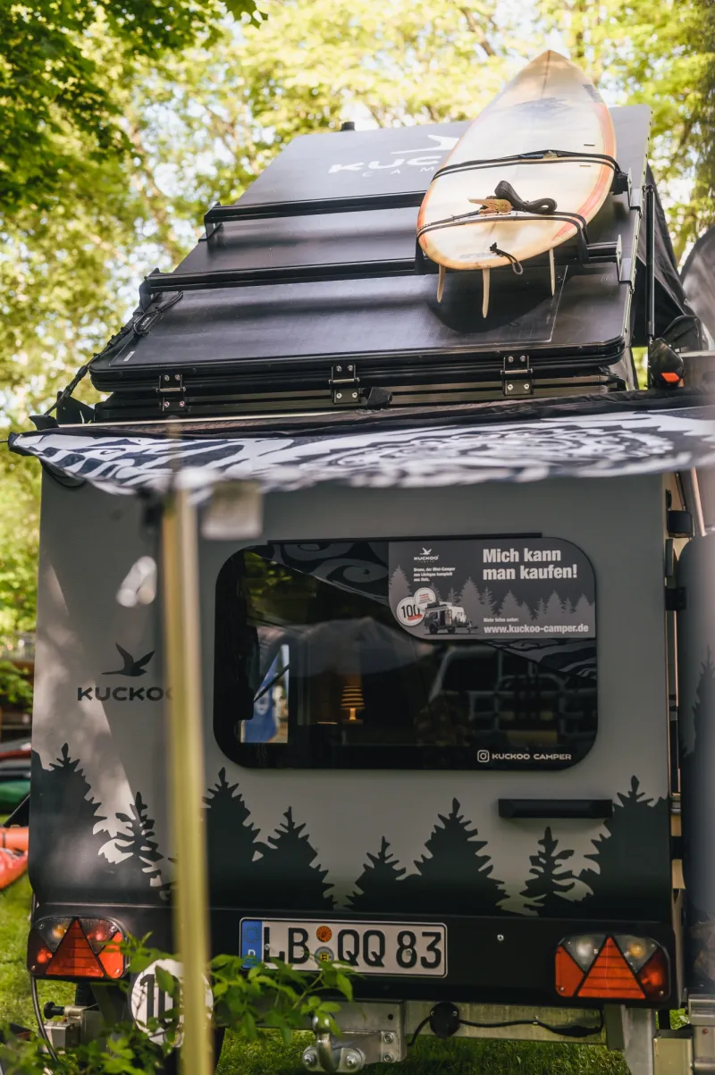 Der beste Miniwohnwagen von hinten mit Dachzelt