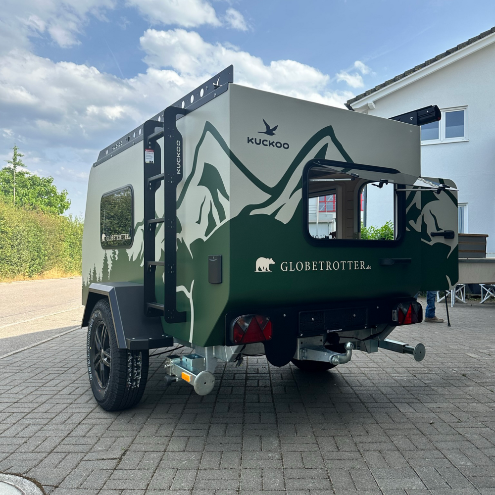 Gobetrotter-Edition des besten Miniwohnwagen von Hinten mit Seitenleiter und Dachträger