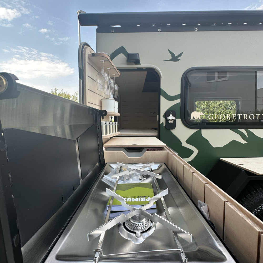 Seitenansicht mit ausgefahrener Theke des besten Miniwohnwagen mit der Gobetrotter-Edition